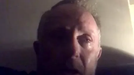 IMAGINI EMOȚIONANTE! Un bărbat infectat cu noul coronavirus care locuiește singur s-a filmat plângând: „Am avut halucinații din cauza febrei! Nu mă puteam ridica din pat” - VIDEO