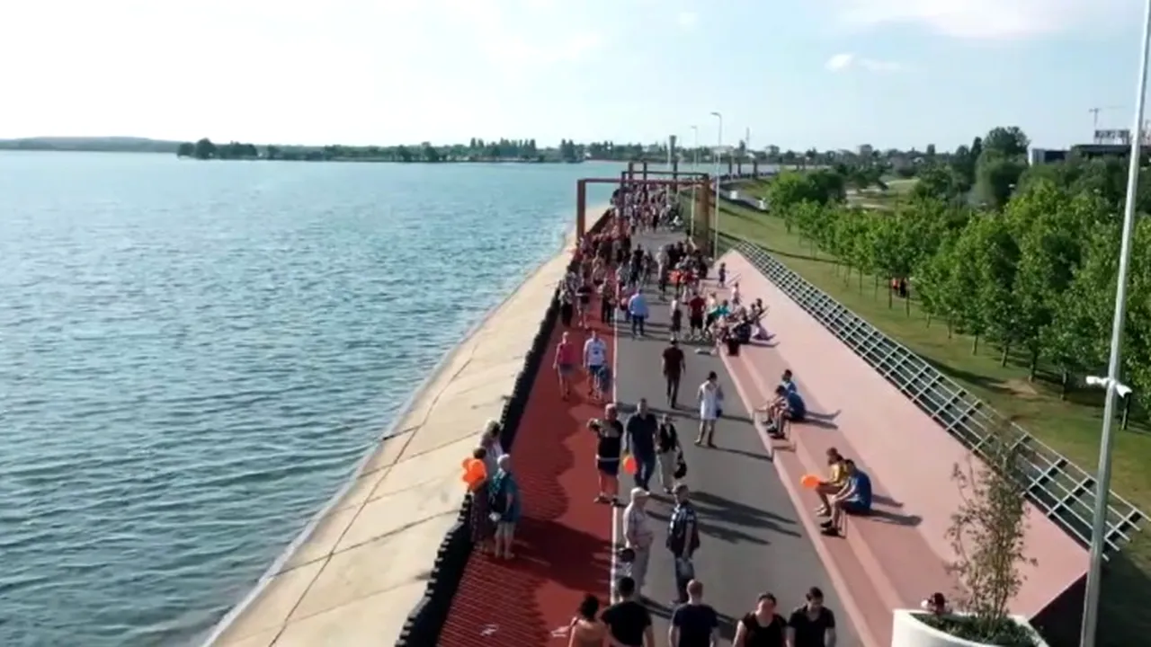 Designul urban de la Lacul Morii a declanșat IMAGINAȚIA internauților: „De ce sunt băncile astea făcute așa?”/ „Fac apoplexie dacă nu e ca afară!!!”