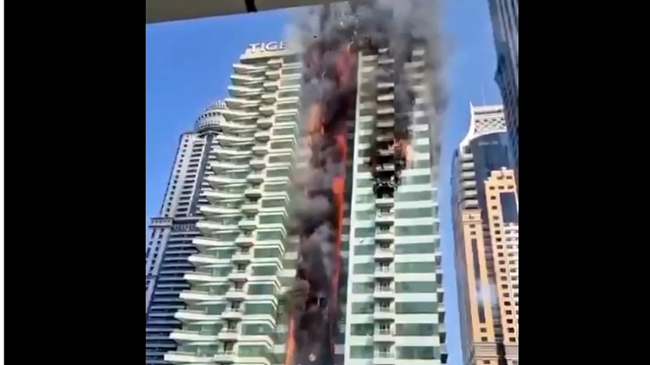 Incendiu uriaș în Dubai, într-un zgârie nori cu 67 de etaje și peste 3.800 de locatari. „Am avut noroc că am ieșit la timp”
