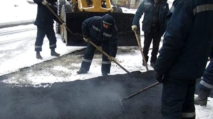 Se întâmplă în România: Sute de metri de asfalt turnat peste zăpadă - VIDEO