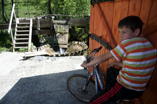 Copil pe bicicletă în Maramureș