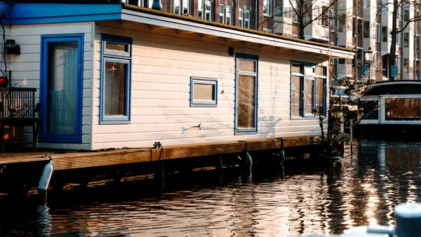 Un pensionar și-a cumpărat casă cu 95.000 de euro. Motivul pentru care a fost nevoit să o vândă cu doar… 2 euro