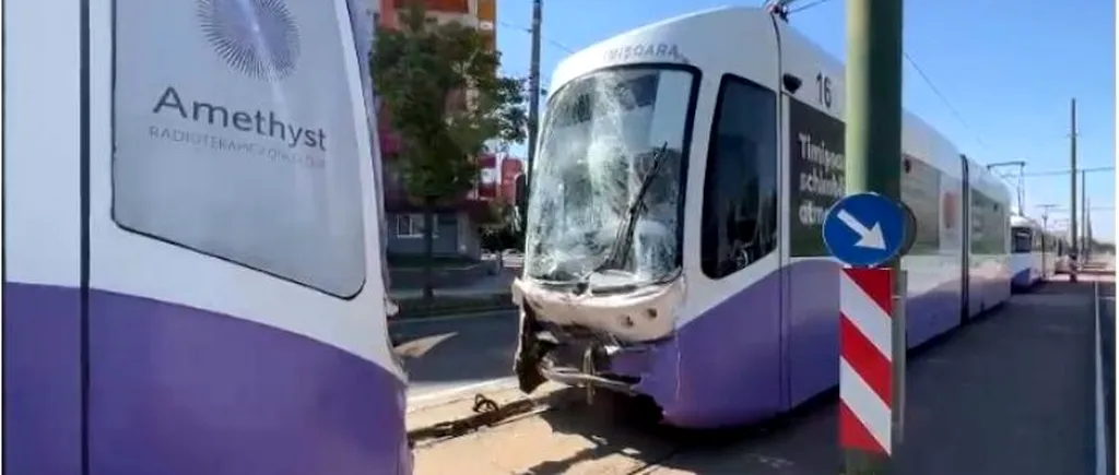 VIDEO | O femeie a ajuns la spital după ce două tramvaie s-au ciocnit pe un bulevard din Timișoara