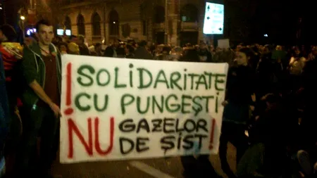 Peste 100 de persoane protestează la Universitate, împotriva gazelor de șist. Jandarmii i-au împiedicat să ocupe carosabilul