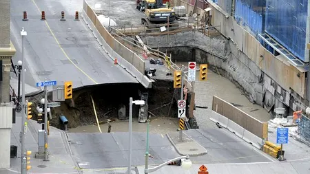 O autoutilitară dispare într-o groapă uriașă din asfalt, în centrul orașului Ottawa