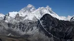 Vârful Everest, atins de 274 de alpiniști într-o singură zi