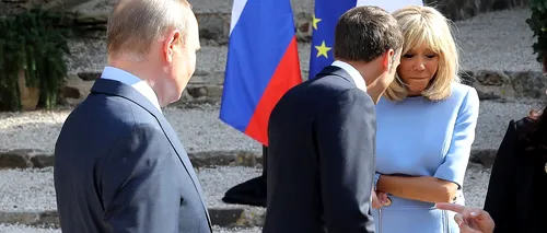 Moment dureros pentru prima-doamnă a Franței în timpul vizitei lui Putin. Macron a încercat să fie un „cavaler, dar a uitat de brațul rănit al soției sale - VIDEO