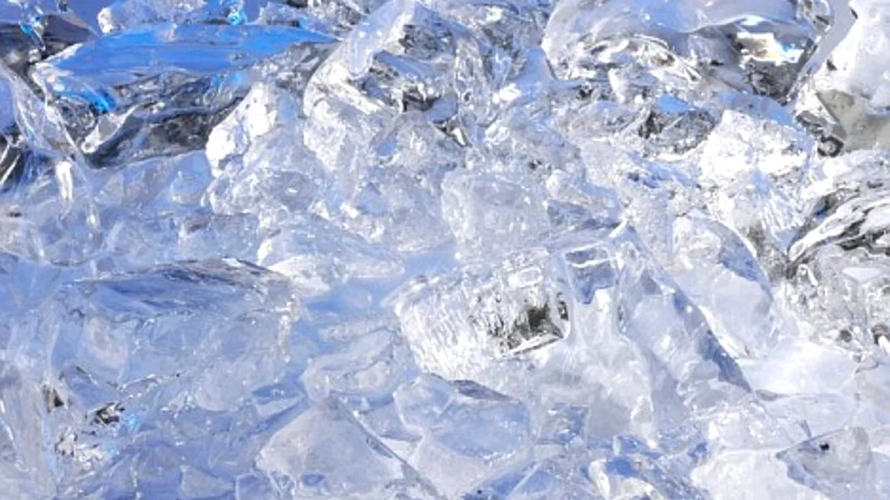 O întrebare de 1.000 de lire: De ce apa fierbinte îngheață mai repede decât apa rece?