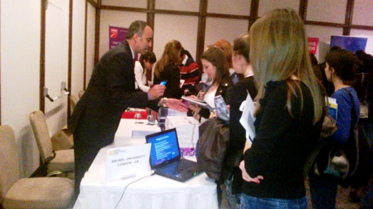 Târg de masterate la București. Care au fost cele mai căutate specializări și ce speră studenții care aleg să-și continue studiile afară 