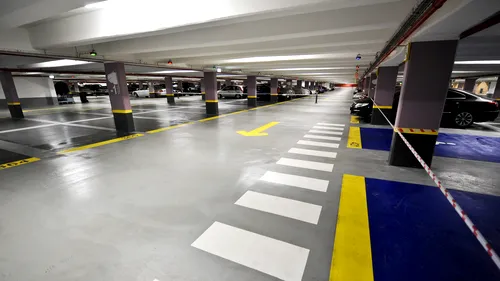 Cum a parcat o mașină cu numărul „911 LUX în parcarea unui complex comercial