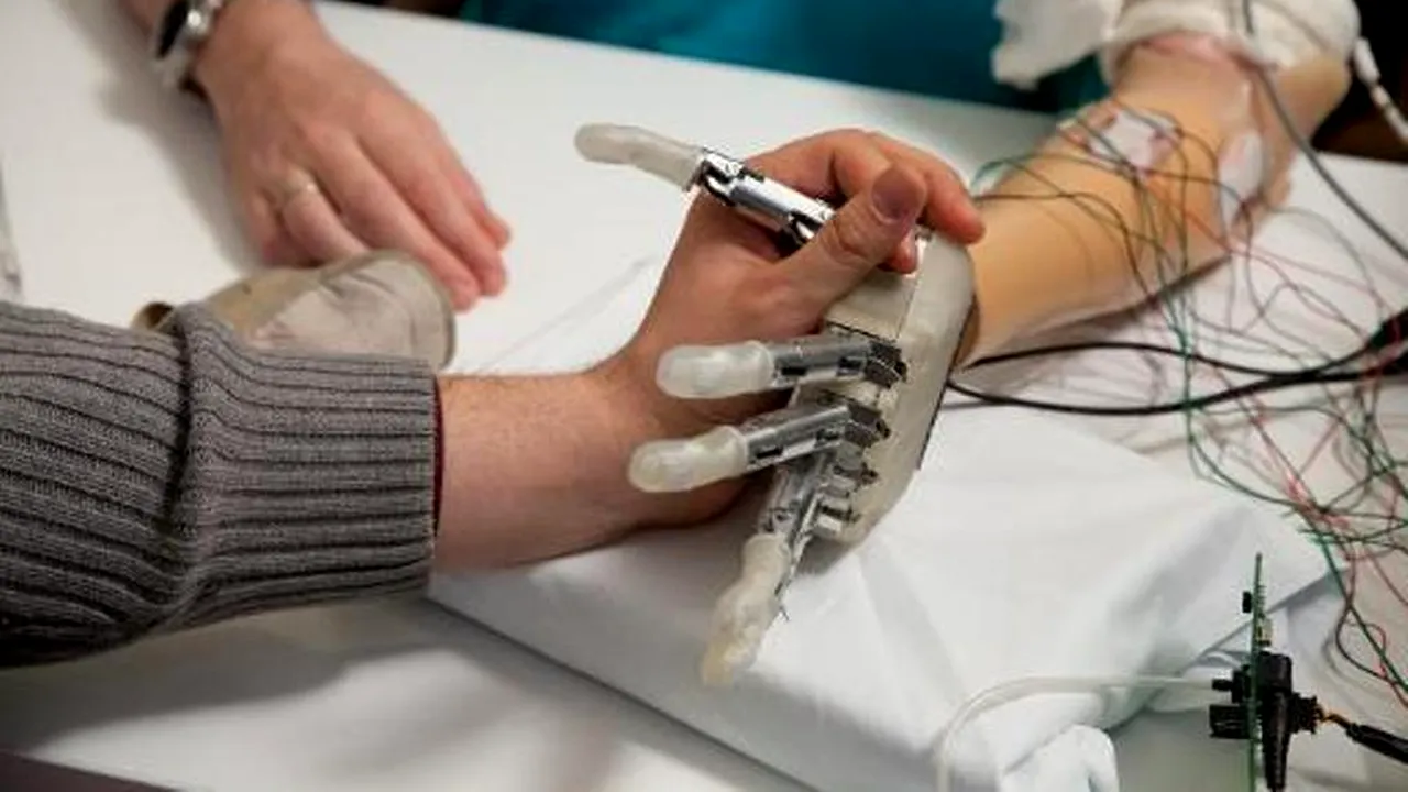 O mână bionică le redă persoanelor cu dizabilități simțul tactil