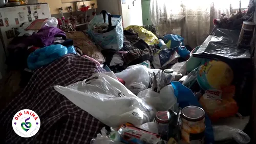VIDEO. Descoperire șocantă în Capitală. O bătrână și-a umplut apartamentul cu gunoaie. Primarul Piedone: ”Doi ani de miros greu. Am strâns 38 de metri cubi de gunoaie”
