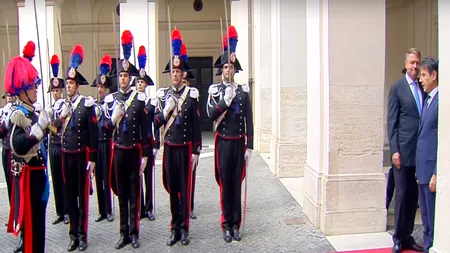GAFĂ DE PROTOCOL a președintelui Klaus Iohannis la întîlnirea cu premierul italian Giuseppe Conte: S-a ÎNTORS în timp ce garda dădea ONORUL
