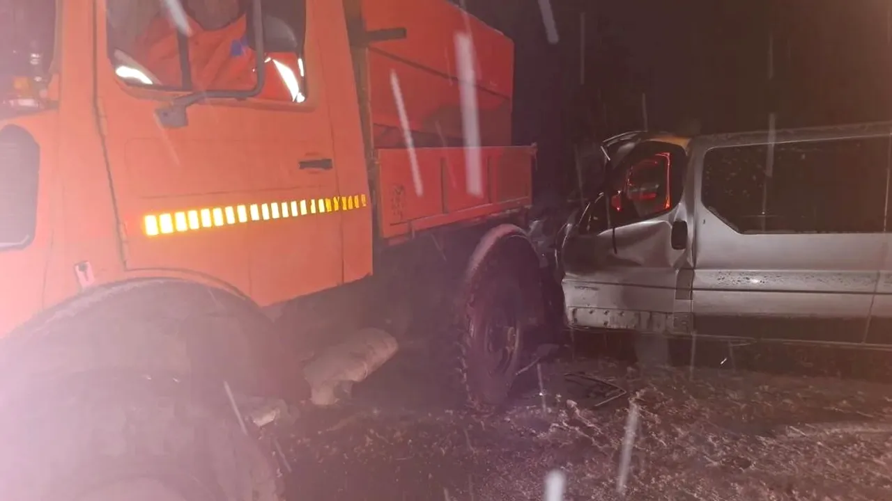 Accident grav în Mehedinți. 5 persoane au ajuns la spital, după coliziunea între un microbuz și o autospecială de deszăpezire
