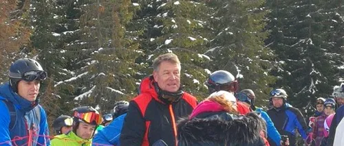 Klaus Iohannis, fotografiat la coadă la telescaun. Unde a schiat în acest weekend președintele României