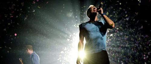 Momente emoționante surprinse la un concert Coldplay. Cum a fost purtat pe brațe până la scenă un fan în scaun cu rotile. VIDEO