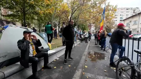 VIDEO | Reacția susținătorilor care au primit vestea eliberării lui Călin Georgescu chiar în fața Arestului Central