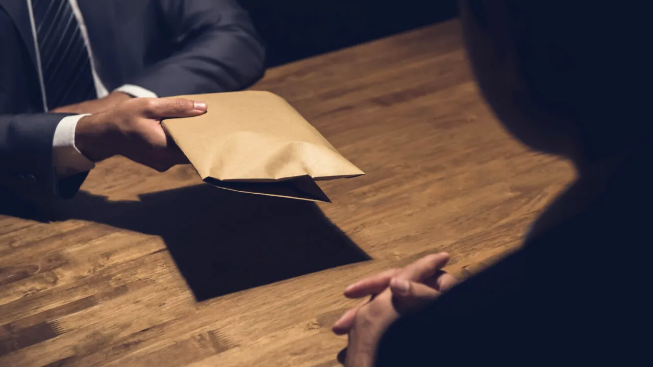 Dosar de CORUPȚIE în Gorj. Mai multe cadre medicale, reținute după ce au luat mită de la persoane care voiau să se pensioneze pe caz de boală