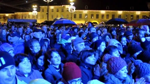 Mii de sibieni au cântat imnul național acompaniați de Klaus Iohannis, de pe un ecran gigant. Este varianta care ne place cel mai mult