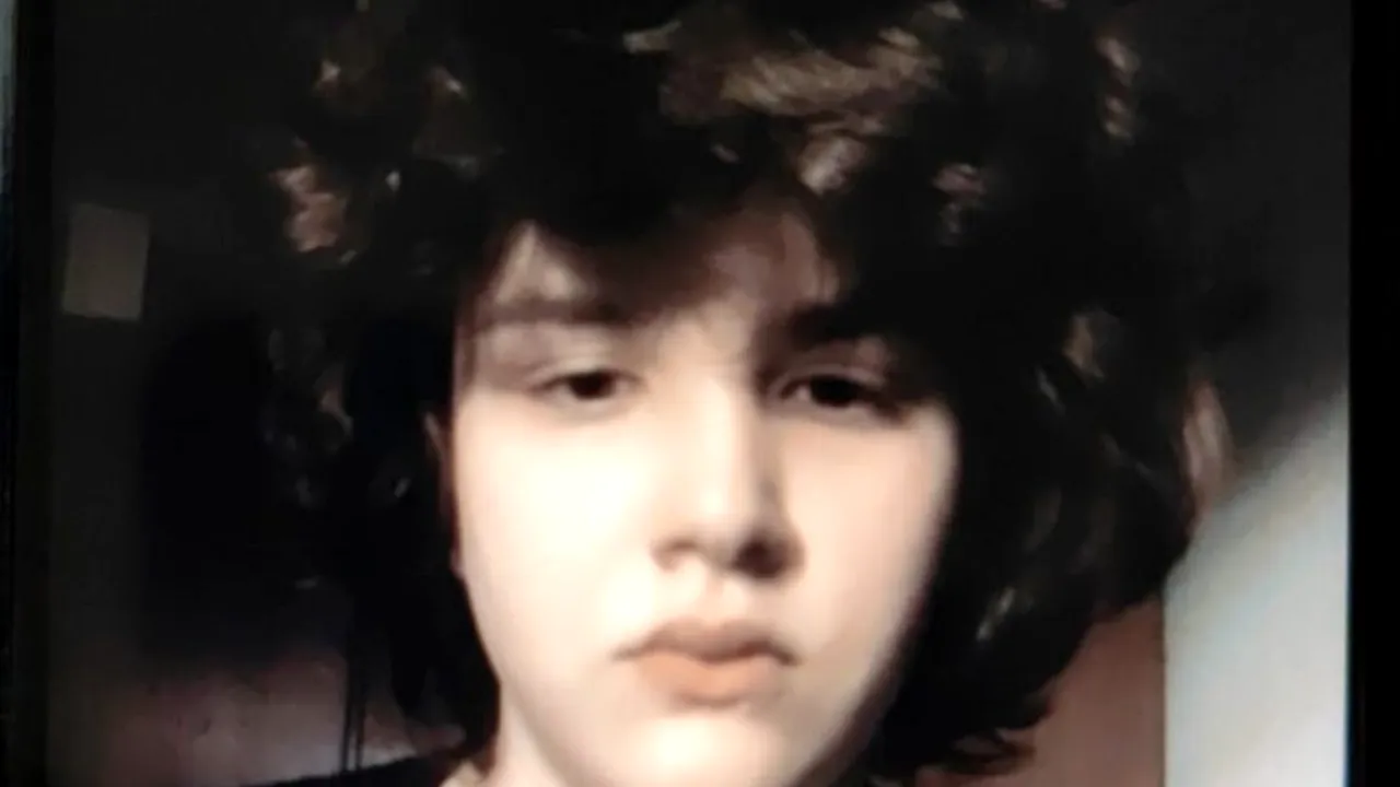 Fată de 13 ani din București, DISPĂRUTĂ de acasă. Minora a plecat spre școală, dar nu a ajuns la destinație