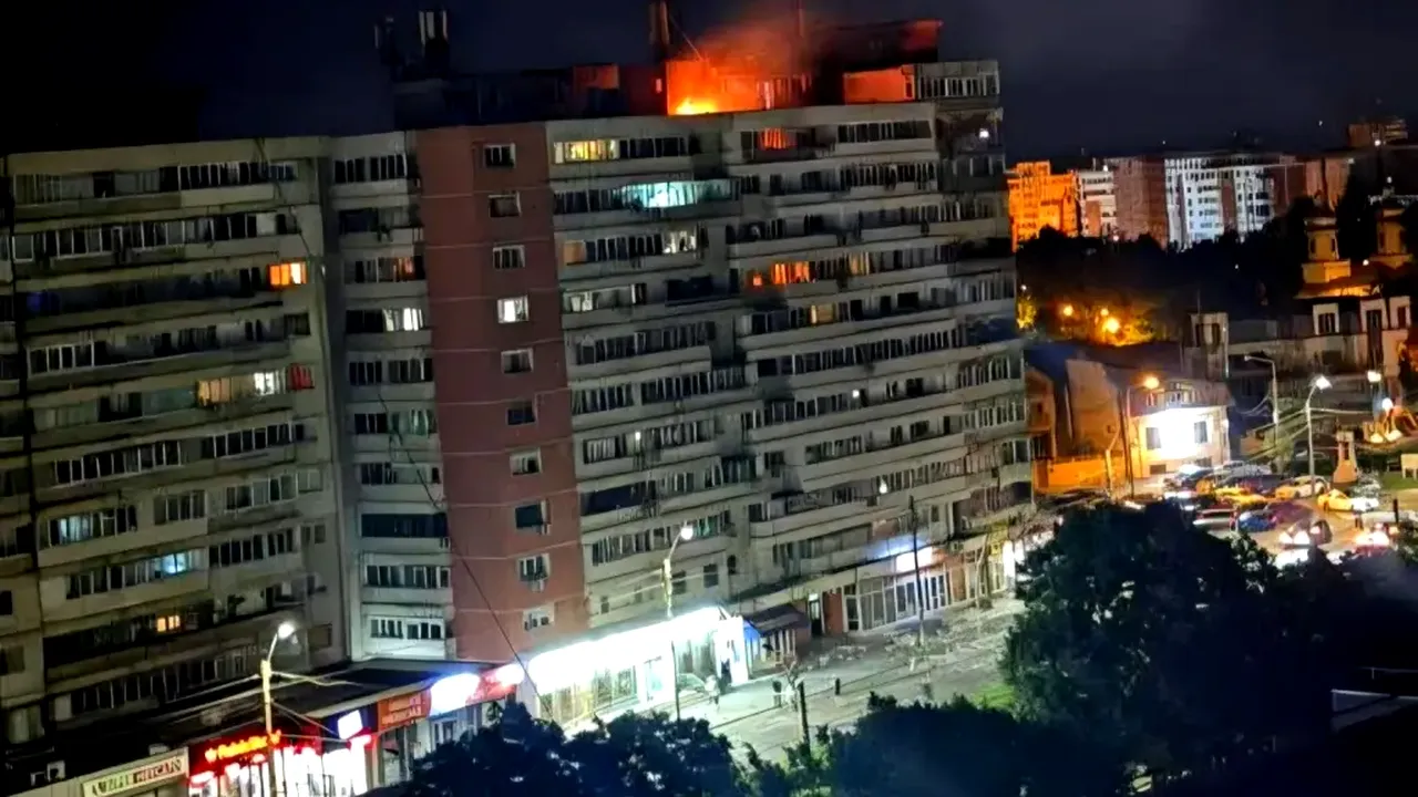 Momentul în care o dronă se prăbușește pe un bloc din Galați, surprins în imagini. Explozie puternică și incendiu la etajul 10