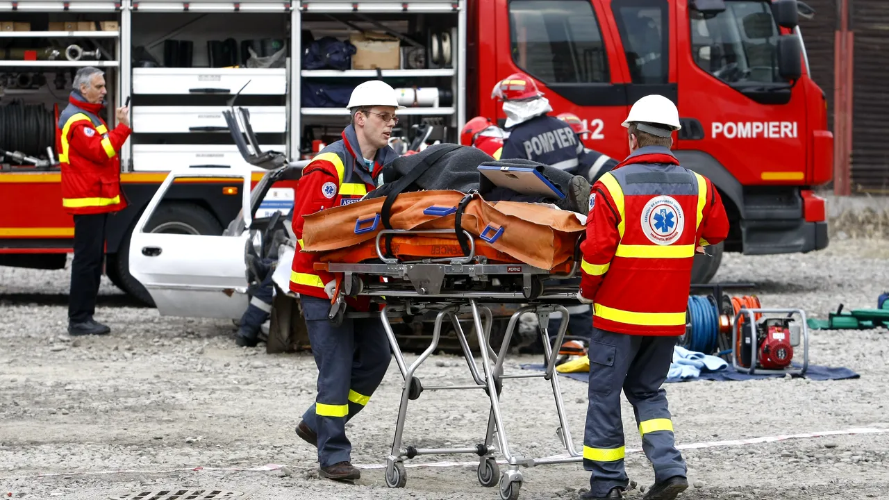 Cei doi bărbați prinși sub un mal de pământ au murit. Pompierii i-au scos după 12 ore