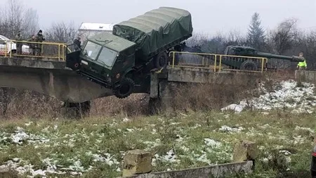 Un camion militar a fost la un pas să cadă de pe un pod la ieșirea din Dej, în urma unui accident 