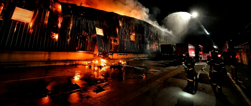 Incendiu în Timiș, la hala unui producător de frigidere (Galerie FOTO&VIDEO)