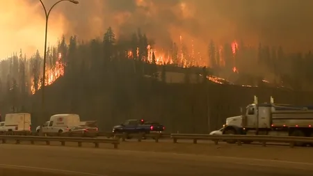 Un întreg oraș din Canada, devastat de incendiu. Armata a intervenit pentru evacuarea oamenilor