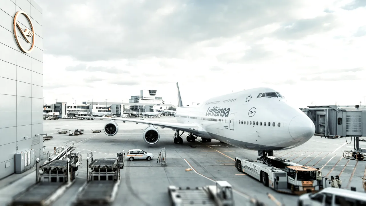Aglomerație și nervi cât cuprinde pe aeroportul din Frankfurt. Motivul pentru care zeci de zboruri au fost ANULATE