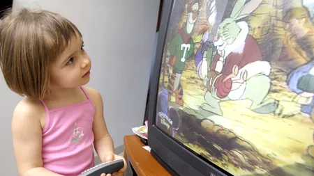 Televizorul, PRIETENUL sau DUȘMANUL copiilor? Ce trebuie să faci când copilul tău STĂ PREA MULT în fața ecranului
