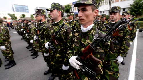Toți tinerii români ar putea face armata. Proiectul de lege al PSD este la Camera Deputaților