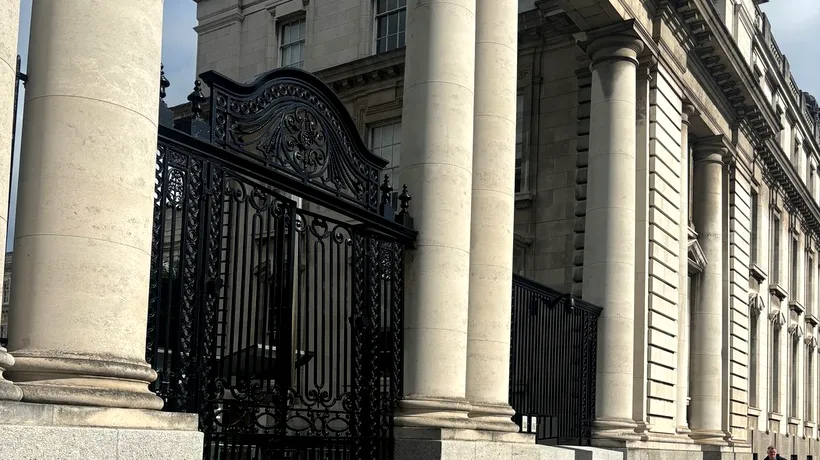 Un individ a lovit cu MAȘINA sediile unor instituții din Irlanda, inclusiv porțile de la reședințele președintelui și premierului