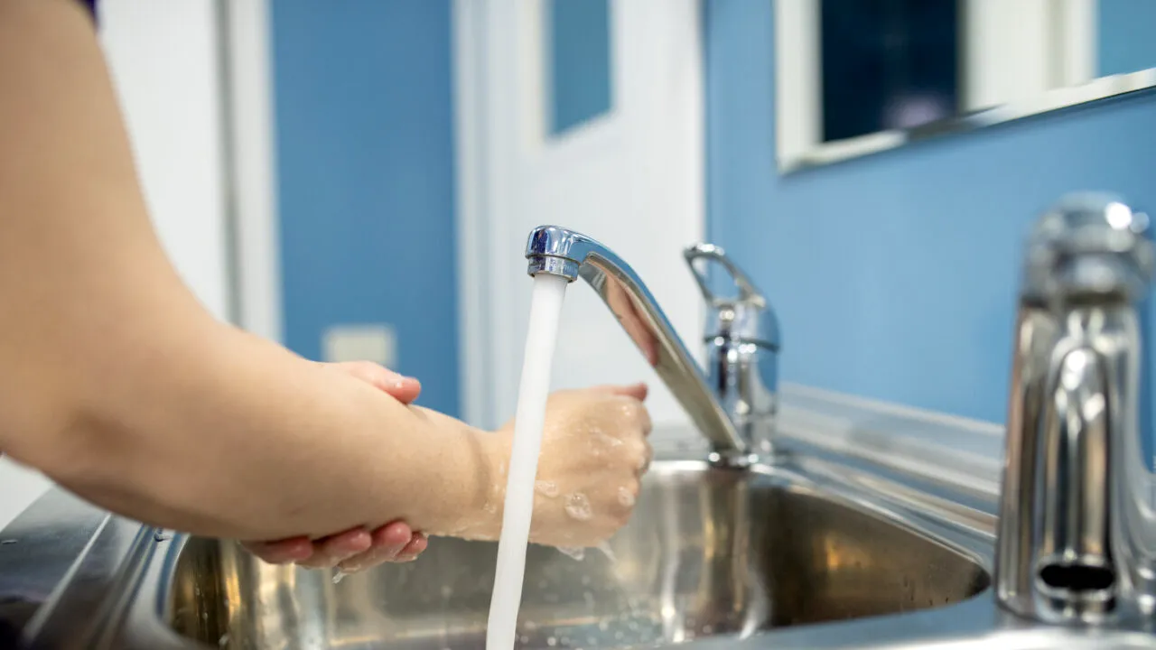 Criza apei din Prahova. Locuitorii din Aluniș au apă potabilă. Anunțul DSP Prahova