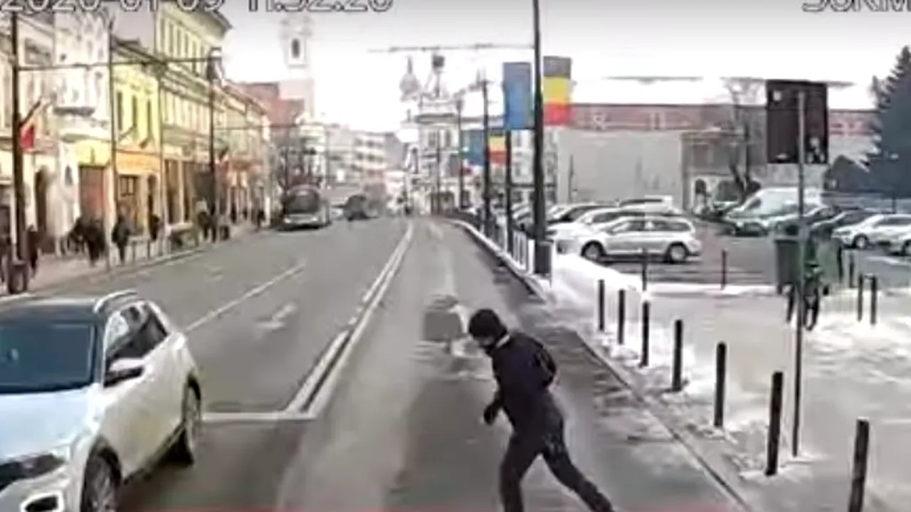 La un pas de tragedie: Cum a reușit un șofer de autobuz să evite un accident mortal după ce un pieton a traversat pe roșu - VIDEO