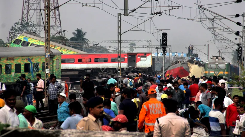 FOTO | Tragedie cumplită în India! Aproape 300 de morți și sute de răniți după ce un tren a deraiat