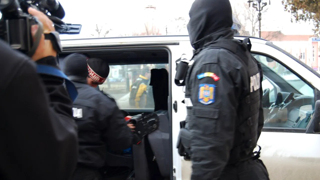 Polițiștii l-au recunoscut și i-au făcut semn să oprească. Totul s-a terminat cu focuri de armă. 