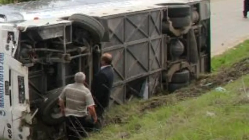 Un autocar cu 23 de persoane la bord răsturnat pe DN 7, în Hunedoara, două persoane sunt rănite ușor