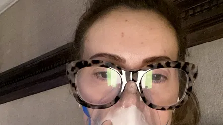 Actrița Alyssa Milano le arată fanilor prin ce trece din cauza coronavirusului. „Purtați nenorocita aia de mască!” | VIDEO