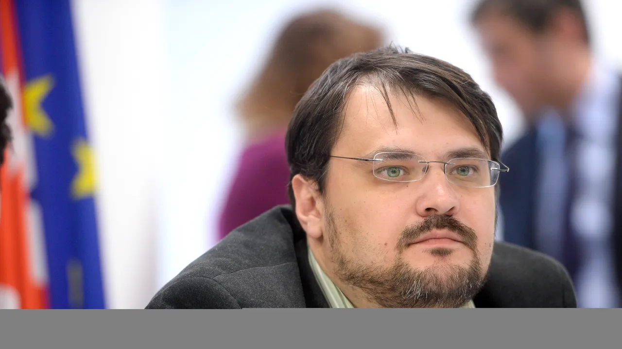 Ghinea, încurajat de Cioloș să își dea demisia: 