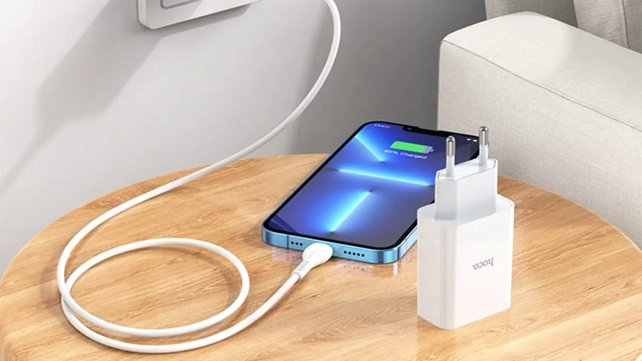 Este bine sau nu să-ți lași telefonul la încărcat peste noapte. Ce spun marii producători despre această practică mult răspândită