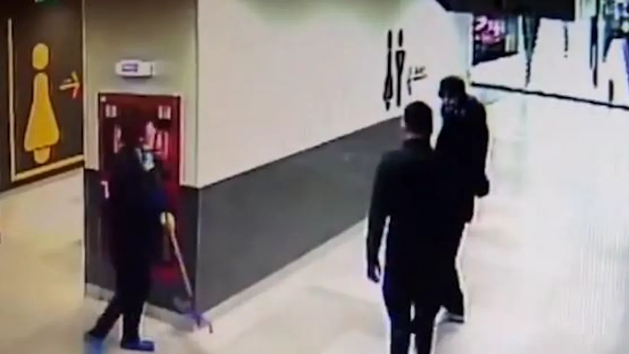 Caz incredibil într-un magazin din București. Un bărbat a intrat în toaleta femeilor și a încercat să violeze prima persoană care i-a ieșit în cale