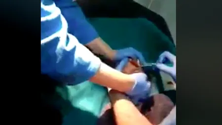 Anchetă în cazul copilului lovit cu un BORCAN de bulion în cap pentru o pungă de pufuleți. Ce PEDEAPSĂ riscă agresoarea