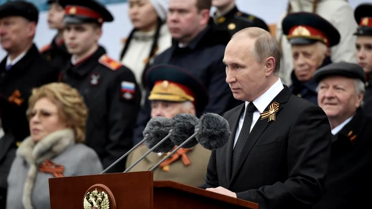 ANUNȚUL lui Putin care i-a făcut pe ruși să IA CU ASALT bancomatele/ Peste 13 miliarde de dolari, scoși din circuitul bancar și puși „la saltea”