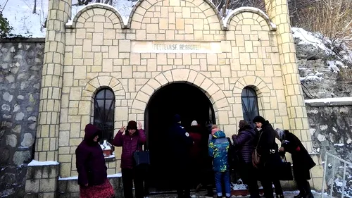 Arhiepiscopia Târgoviștei: „Este necesar ca autorităţile de stat să permită în mod excepţional credincioşilor să vină la Peștera Sfântului Andrei”