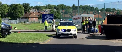O mașină a intrat într-un grup de oameni la Newcastle. Șase persoane au fost rănite, printre ele sunt și copii VIDEO