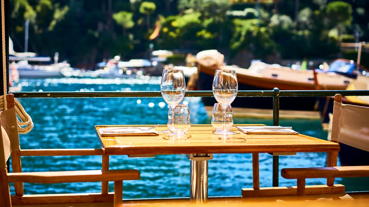 Cum se CHINUIE un antreprenor dintr-o stațiune din Italia să găsească angajați. „Ofer 1.600 € pe lună, dar nu găsesc personal”