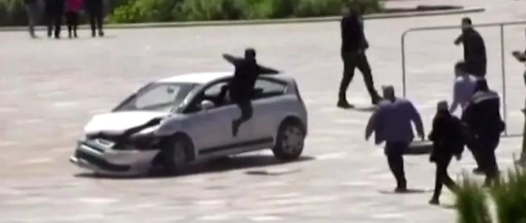 VIDEO | Imagini spectaculoase: Un bărbat a sărit prin geamul unei mașini și a oprit un șofer care se îndrepta cu viteză spre pietoni