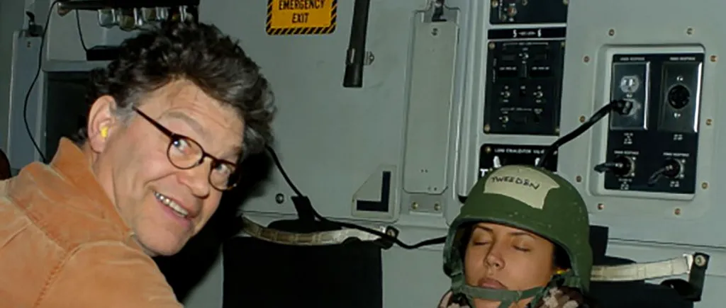 Senatorul american Al Franken, acuzat de hărțuire, va demisiona. Una din victime a făcut publică o fotografie