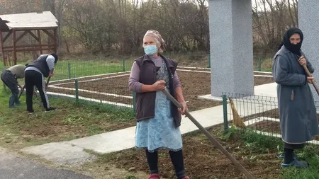 Paradă nemaivăzută într-o comună din Olt, cu ATV-uri, cai, căruţe și un tun făcut din cazanul de țuică (VIDEO)